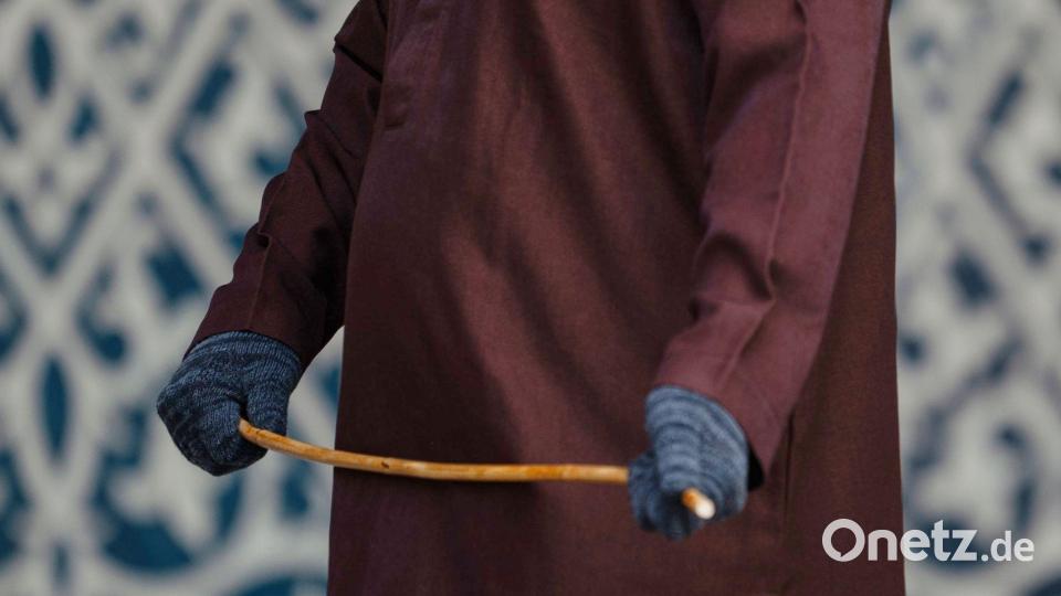 Ein Kuss ohne Ehering - in Aceh hat das schmerzhafte Folgen. Bild: Reza Saifullah/AP/dpa