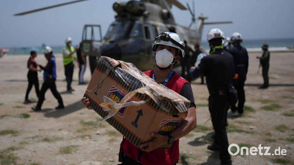 Rettungskräfte laden humanitäre Hilfsgüter für Erdbebenopfer in La Guaira in Venezuela ab. Bild: Matias Delacroix/AP/dpa