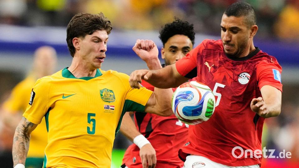 Der Ägypter Ramy Rabia (r) und der Australier Jordan Bos kämpfen um den Ball. Bild: Tony Gutierrez/AP/dpa