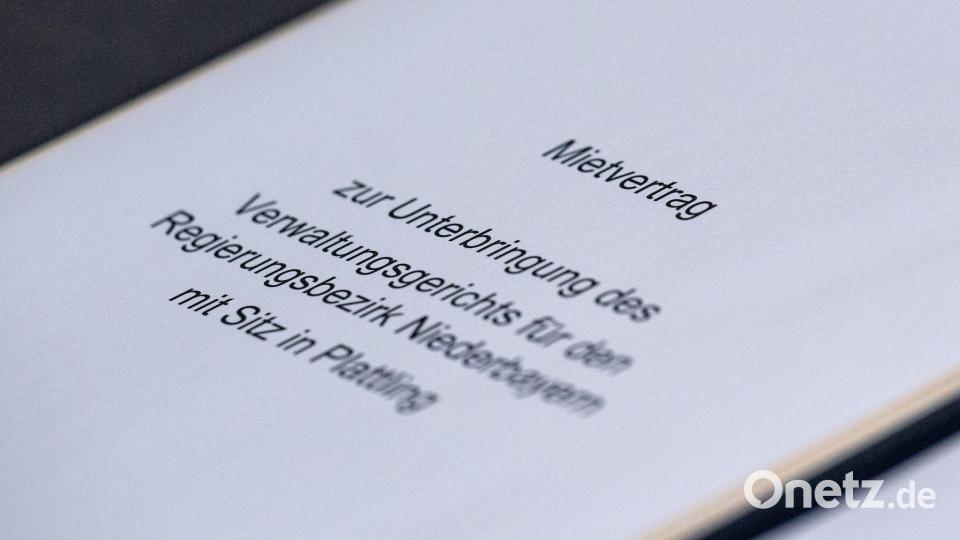 Der Mietvertrag für das neue Verwaltungsgericht. Bild: Armin Weigel/dpa