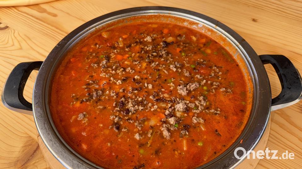 Viel Gemüse, etwas Tomaten und braungeröstetes Heckfleisch ergeben einen sommerlichen Suppentopf. Bild: Ilse Hauer