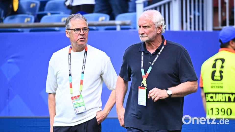 Abgang beim DFB: Andreas Rettig (l.) mit Rudi Völler). (Archivbild) Bild: Tom Weller/dpa