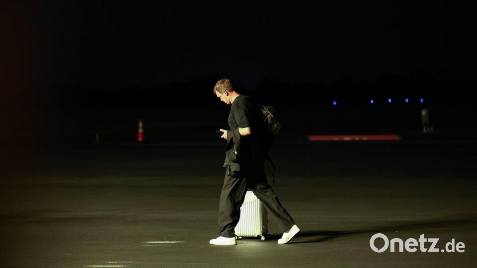 Alleine lief Nagelsmann nach der Rückkehr ins WM-Camp über das Rollfeld am Flughafen. (Archivbild) Bild: Christian Charisius/dpa