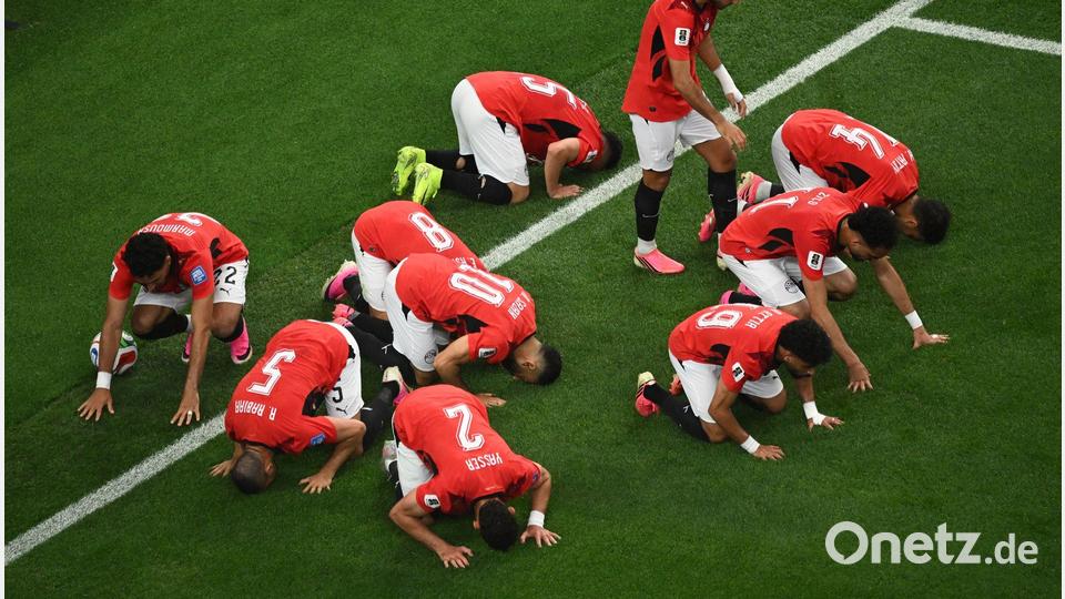 Die ägyptischen Spieler verneigen sich nach dem Führungstor. Bild: Jessica Tobias/AP/dpa