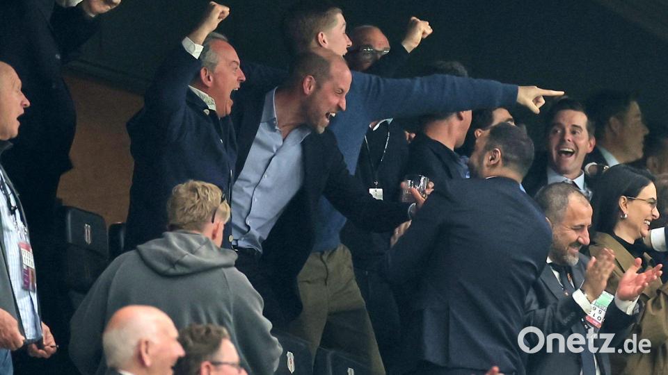 Prinz William fiebert immer wieder im Stadion mit seinem Lieblingsverein Aston Villa mit. (Archivbild) Bild: Uncredited/AP/dpa