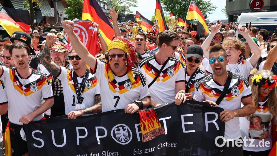Die deutschen Fans zogen von der Stadt zum Stadion. (Archivbild) Bild: Christian Charisius/dpa