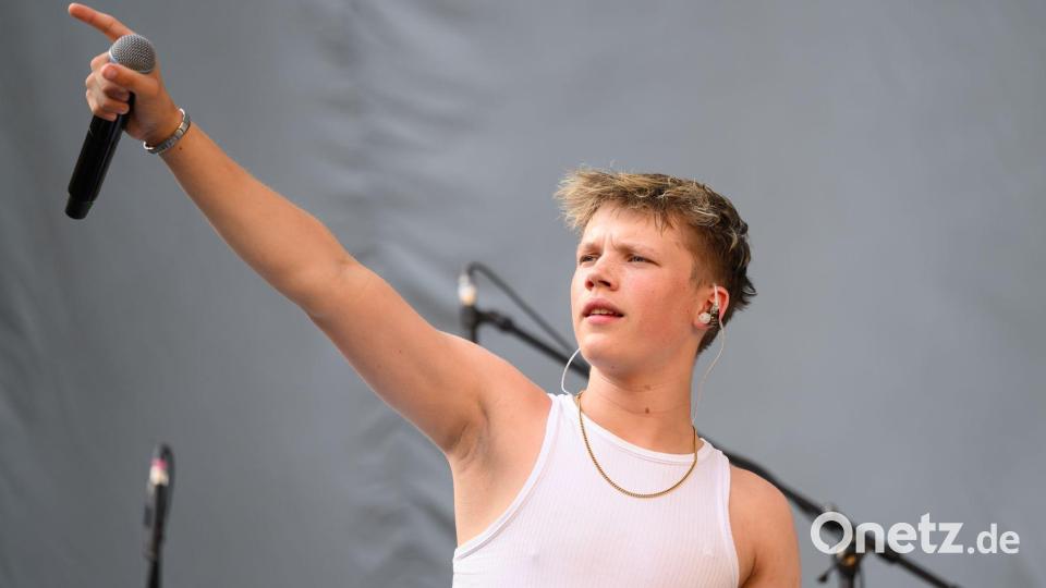 Im Dresdner Rudolf-Harbig-Stadion hat der erst 17-jährige Leipziger Rapper Yung Pepp im Vorprogramm von „Kraftklub“ vor über 30.000 Fans eröffnet. Bild: Robert Michael/dpa