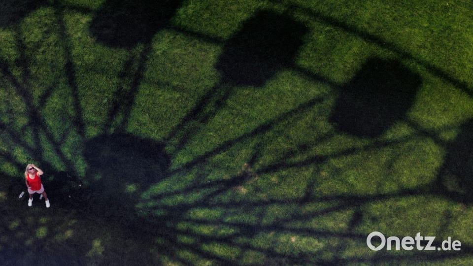 Robbin Sorrell steht im Schatten eines Riesenrads auf der Great American State Fair auf der National Mall in Washington. Bild: Tom Brenner/AP/dpa