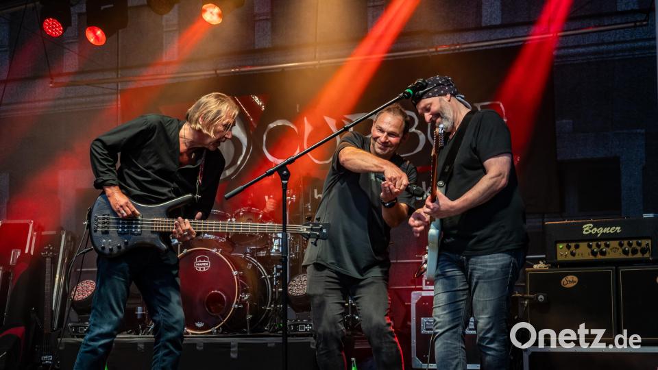 Die Die Amberger Rockband Bourbon spielt beim ersten "Backyard Rockfest". Bild: Maria Gruber