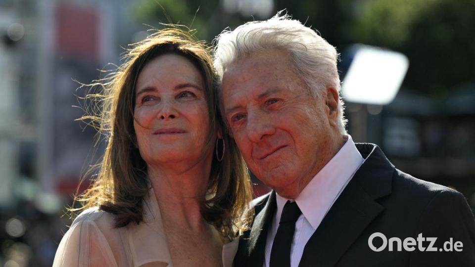 Der US-amerikanische Schauspieler Dustin Hoffman trifft mit seiner Frau Lisa beim 60. internationalen Filmfestival von Karlsbad (Karlovy Vary) ein. Bild: Šulová Kateøina/CTK/dpa
