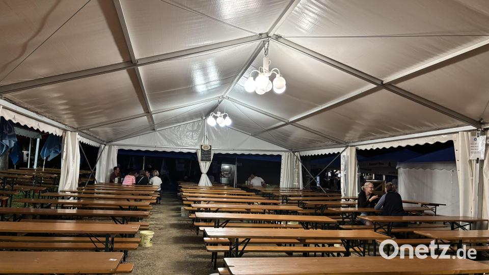 Festbeleuchtung in einem der Zelte auf dem Mariahilfberg. Dreimal geht am Abend das Licht aus, um das nahende Ende eines Bergfest-Tags zu verkünden: um 22 Uhr, um 22.15 Uhr und um 22.30 Uhr. Bild: san