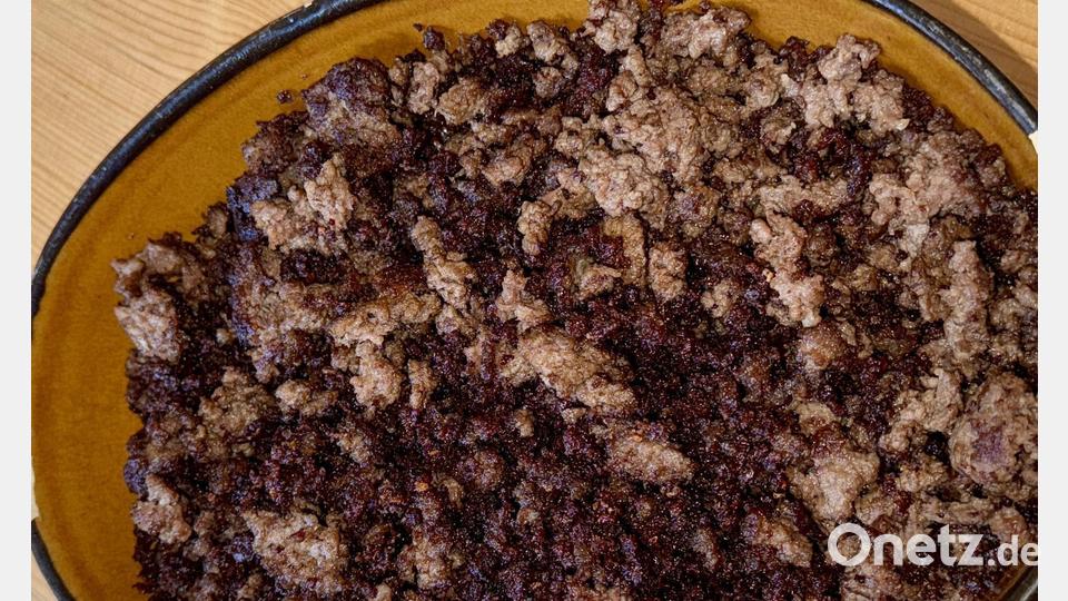 Krümelig rösch angebratenes Hackfleisch gibt dem sommerlichen Gemüsetopf einen geschmacklichen Kick. Bild: Ilse Hauer