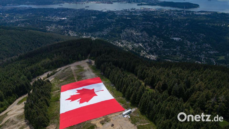 Fahne am Grouse Mountain: Kanada ist im Fußballfieber. (Archivbild) Bild: Darryl Dyck/The Canadian Press/AP/dpa