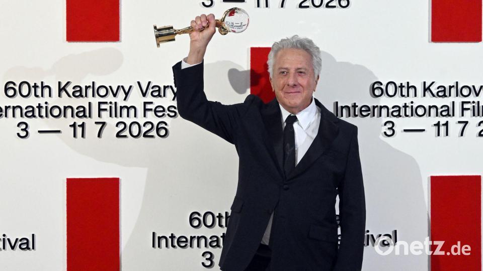 Hollywood-Star Dustin Hoffman ist beim 60. internationalen Filmfestival von Karlsbad (Karlovy Vary) mit dem Kristallglobus ausgezeichnet worden. Bild: Slavomír Kubeš/CTK/dpa