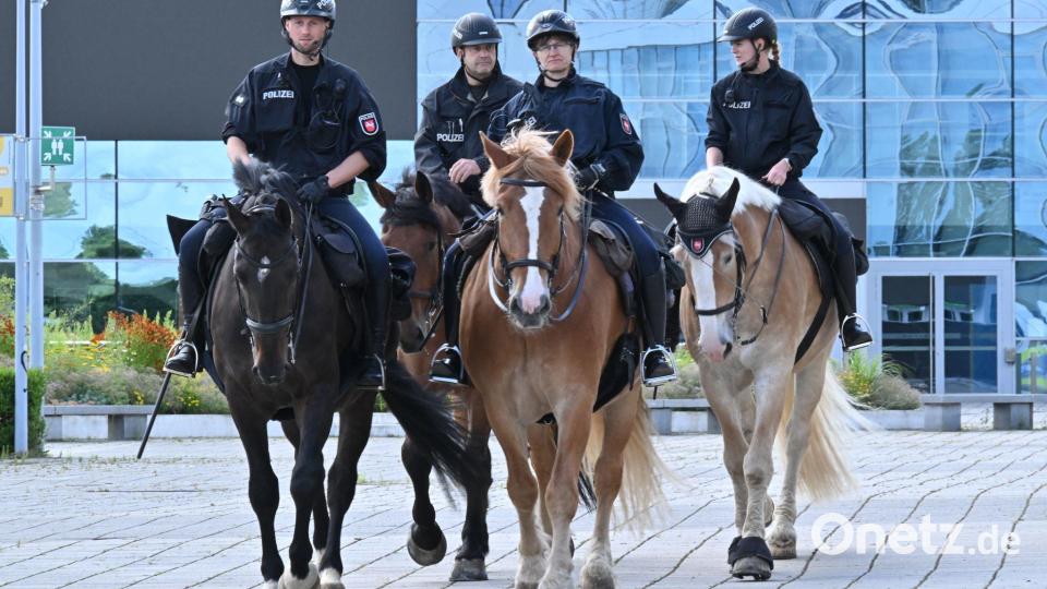 Polizei ist mit Pferden, Wasserwerfern und einer Reihe von Spezialteams im Einsatz. Bild: Martin Schutt/dpa