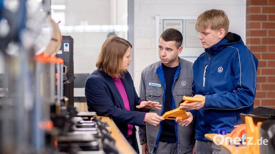 Hamburg im Gespräch mit Azubis im VW-Werk in Emden. (Archivbild) Bild: Hauke-Christian Dittrich/dpa