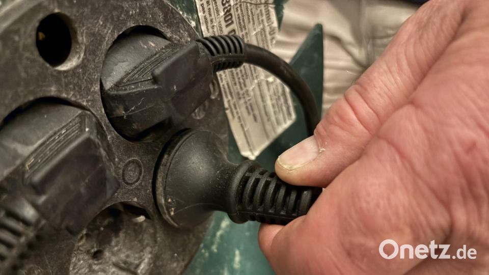 Exakt dreimal zieht Arno Diener den Stecker aus der Kabeltrommel, um das Licht an- und wieder einzuschalten – Tradition muss sein. Bild: san