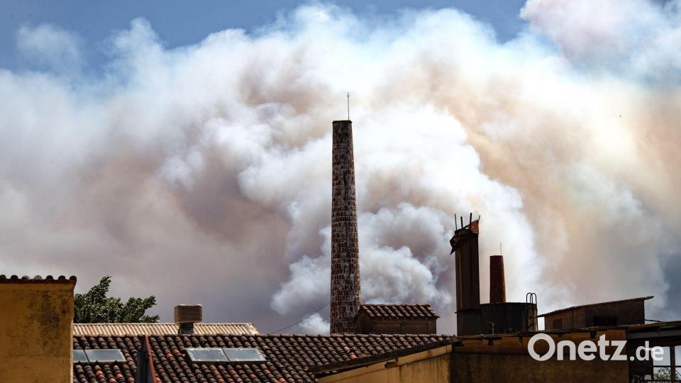 Wegen starker Rauchentwicklung durch einen Waldbrand im Nordosten Spaniens haben die Behörden rund 45.000 Bewohner mehrerer Ortschaften aufgerufen, ihre Häuser vorerst nicht zu verlassen. Bild: Glòria Sánchez/EUROPA PRESS/dpa