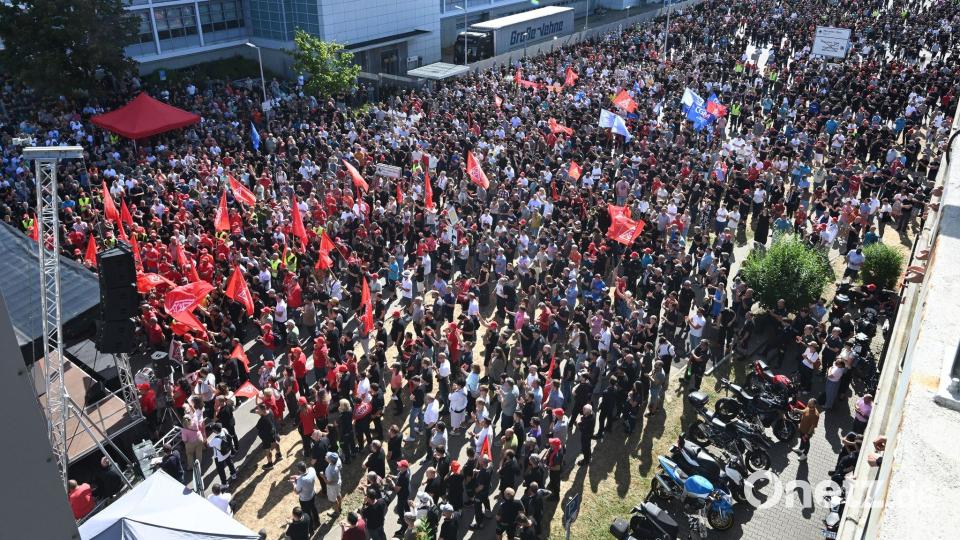 Tausende protestieren gegen den Sparkurs bei Mercedes-Benz. Bild: Bernd Weißbrod/dpa