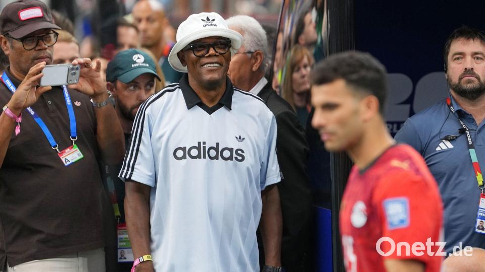 Der Schauspieler Samuel L. Jackson besucht das Spiel. Bild: Julio Cortez/AP/dpa