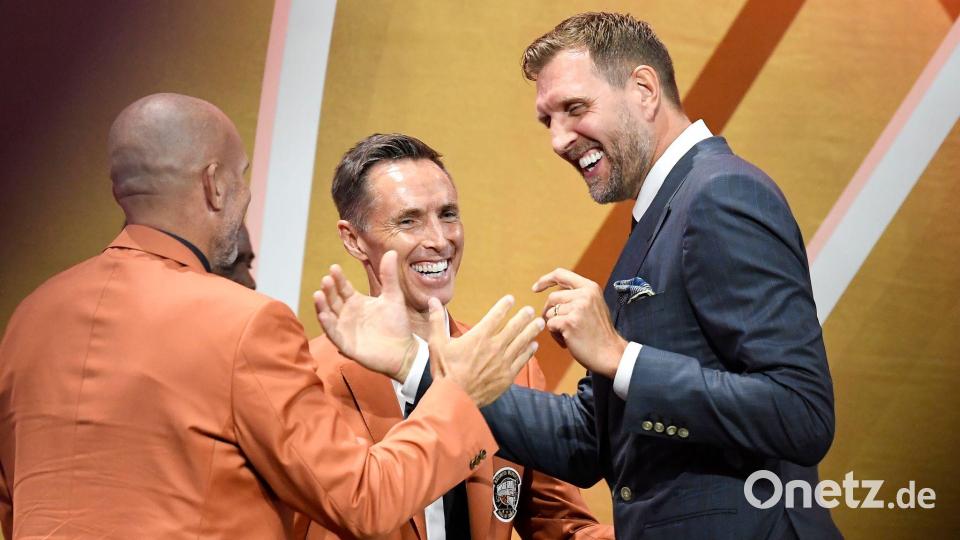 Basketball-Legenden: Der Kanadier Steve Nash (M.) und Dirk Nowitzki (r.). (Archivbild) Bild: Jessica Hill/AP/dpa