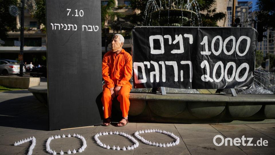 Ein Demonstrant mit einer Maske, die den israelischen Ministerpräsidenten Benjamin Netanjahu darstellt, während einer Protestkundgebung 1000 Tage nach dem beispiellosen Hamas-Überfall auf Israel am 7. Oktober 2023. Bild: Ohad Zwigenberg/AP/dpa