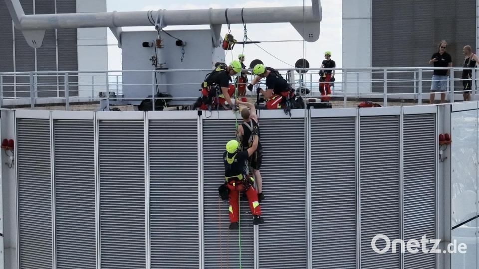 Die Gondel hing auf Höhe des 44. Stocks. Bild: ---/Feuerwehr Frankfurt am Main/dpa
