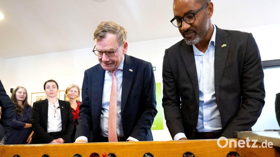 Cacau (r.) äußert sich ausführlich zur Nationalmannschaft. Bild: Boris Roessler/dpa