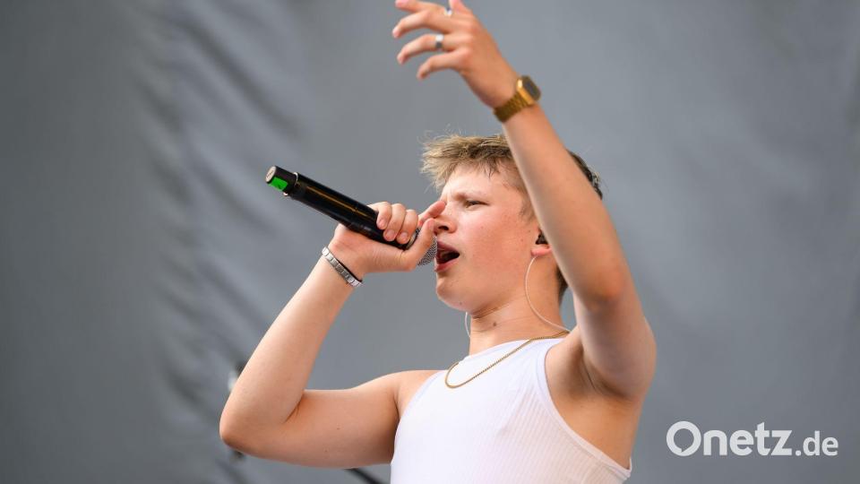 Zukunftsängste, Erwachsenwerden und die politische Haltung gegen Rechts sind die Themen des Leipziger Indie-Rappers Yung Pepp. Bild: Robert Michael/dpa