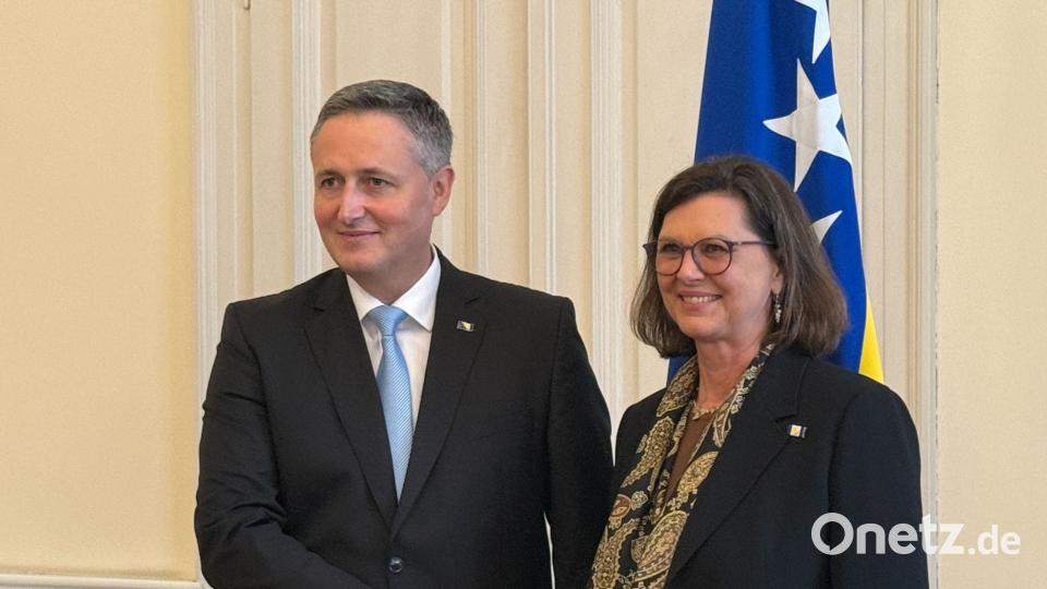 Ilse Aigner auf Auslandsreise: In Sarajevo wurde sie von Staatspräsident Denis Becirovic empfangen. Bild: Christoph Trost/dpa
