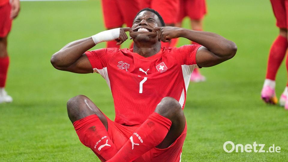 Bitte lächeln: Embolo jubelt im Sitzen. Bild: Lindsey Wasson/AP/dpa
