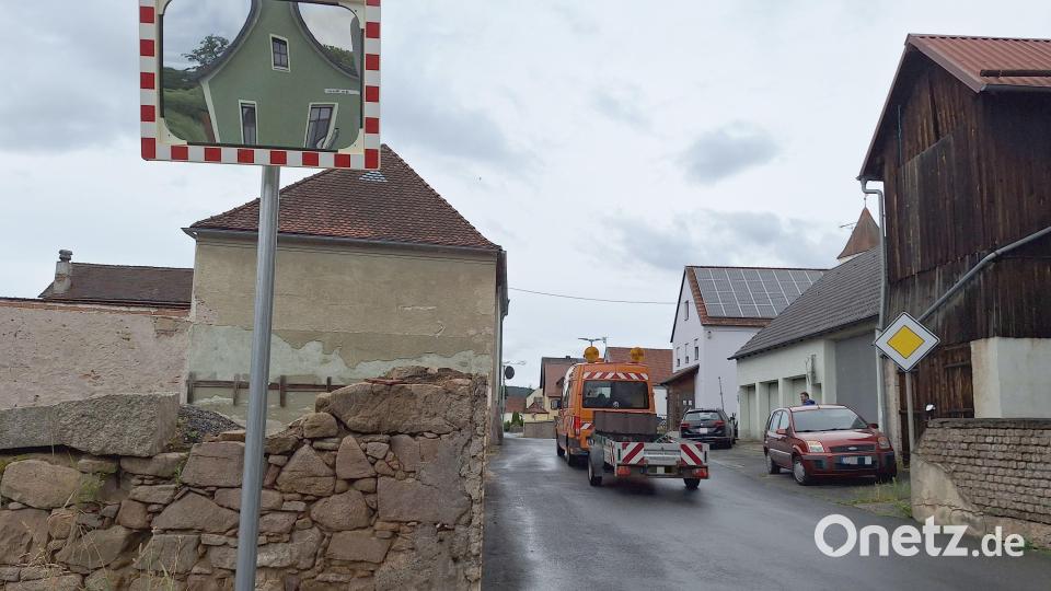 Die Mauer (links) kommt weg, wenn die Straße am Ortsausgang von Altendorf Richtung Zangenstein saniert wird. Das ermöglicht in der Engstelle zumindest ein besseres Ausweichen. Bild: bl
