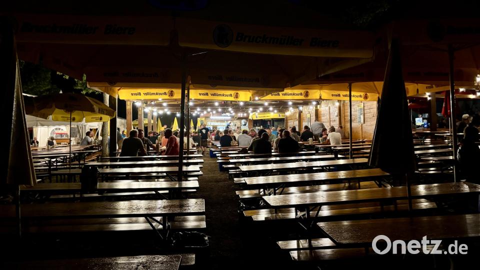 Auf dem Amberger Mariahilfberg ist die Nacht hereingebrochen. Ausgeschenkt werden darf bis 22.30 Uhr. Sitzen bleiben darf man im Prinzip so lange wie man will – wenn's sein muss, auch bis zum Morgengrauen. Bild: san