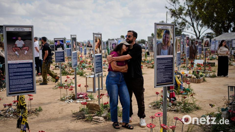Ein früheres Gedenken an das Massaker, bei dem am 7. Oktober 2023 rund 1200 Menschen in Israel getötet und mehr als 250 weitere entführt worden waren. (Archivbild) Bild: Ohad Zwigenberg/AP/dpa