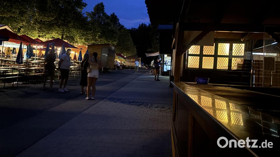 Um 22.15 Uhr ist die "Hauptstraße" des Bergfests, die Gasse zwischen den Zelten und Essenständen, schon ziemlich verwaist. Bild: san