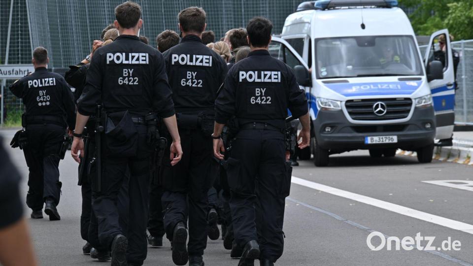Die Polizei ist mit einem Großaufgebot bereits vor dem AfD-Parteitag im Einsatz. Bild: Martin Schutt/dpa