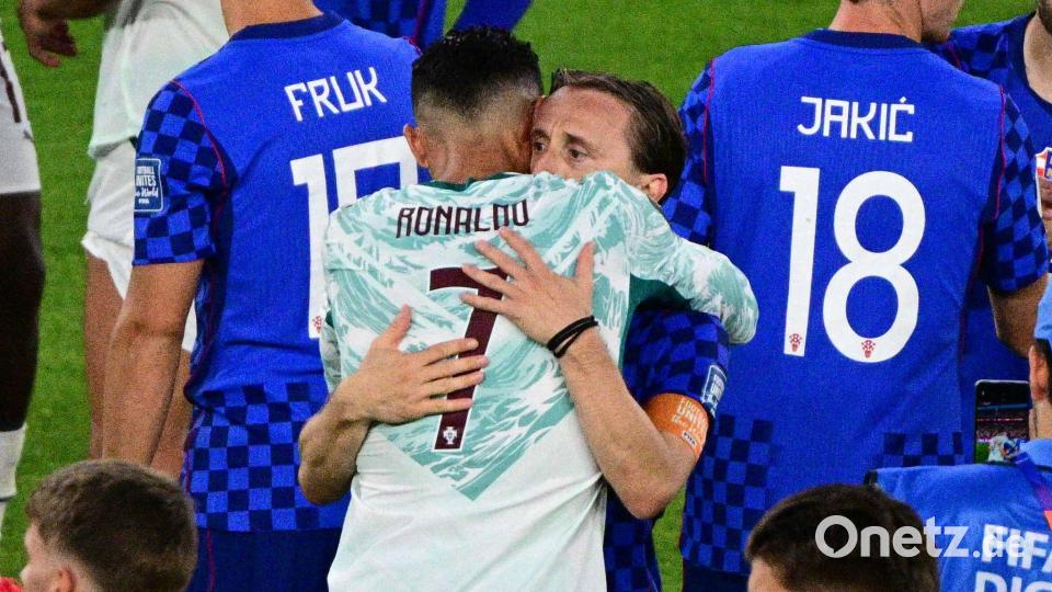 Cristiano Ronaldo tröstete Luka Modric nach dessen WM-Aus. Bild: Sammy Kogan/The Canadian Press/AP/dpa