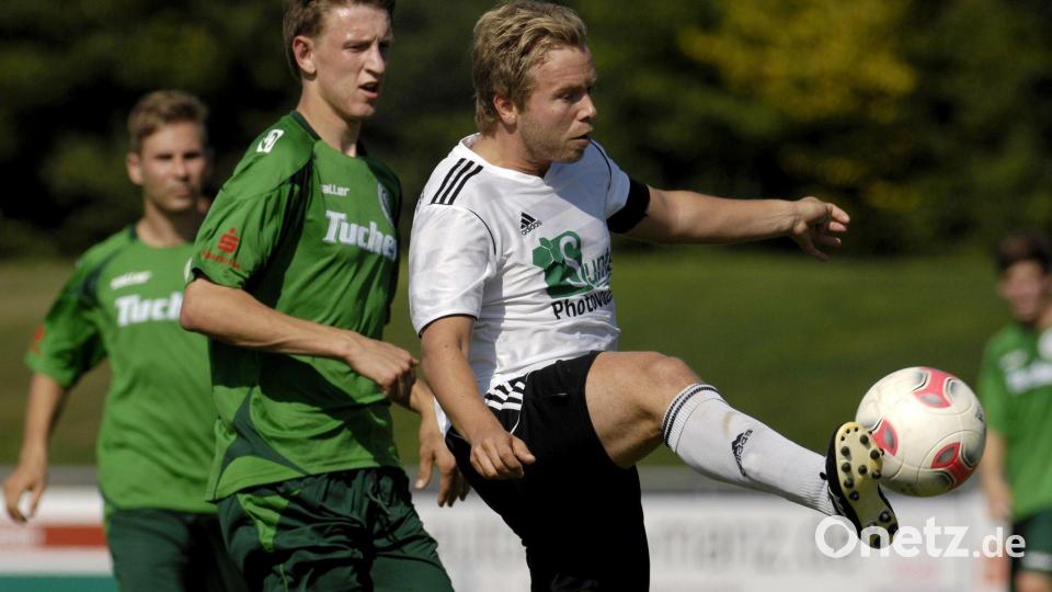 Bernd Heinisch (rechts) als aktiver Fußballer. Beim 1. FC Schwarzenfeld spielte er jahrelang, auch in der Landesliga. Archivbild: bwr