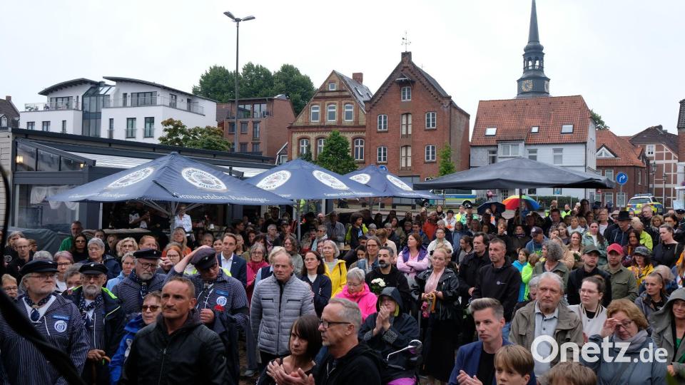 In Stade versammelten sich viele Menschen zu einem stillen Trauermarsch. Bild: Carsten Neff/dpa
