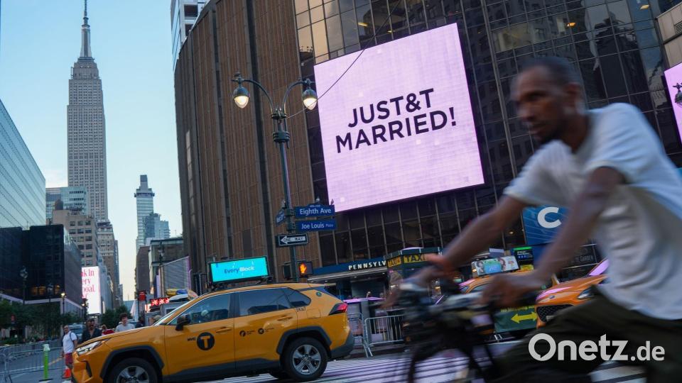 Anlässlich der Hochzeit der Sängerin Taylor Swift und des NFL-Spielers Travis Kelce ist am Madison Square Garden ein Schild mit der Aufschrift „Just&amp;t Married“ zu sehen. Bild: Ryan Murphy/AP/dpa