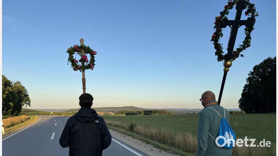Ab Lintach führen zwei Kreuze den Pilgerzug an – das größere der Wutschdorfer, eine Kopie des Regensburger Altötting-Kreuzes, und das kleinere der Lintacher. Bild: Heike Unger
