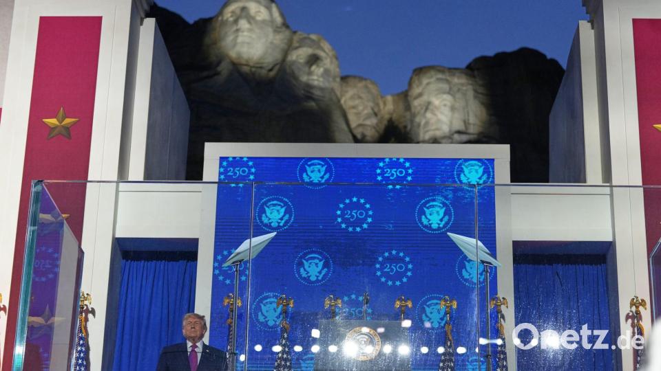 US-Präsident Trump hält seine Rede zum 250. Geburtstag der USA an einem geschichtsträchtigen Ort - dem Mount Rushmore National Memorial. Bild: Alex Brandon/AP/dpa