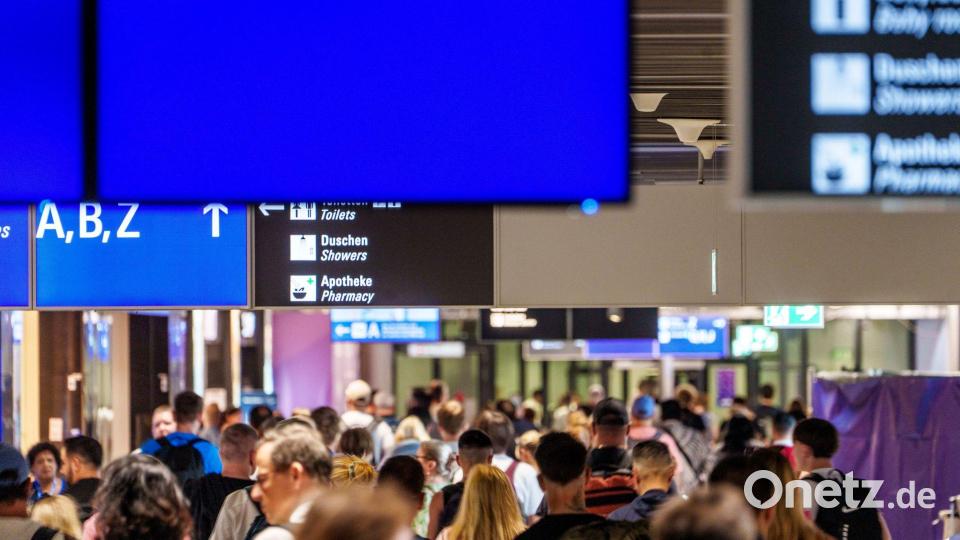 Im Sommer-Hochbetrieb sorgt das neue EU-Grenzverfahren für zusätzliche Wartezeiten am Flughafen. (Symbolbild) Bild: Andreas Arnold/dpa