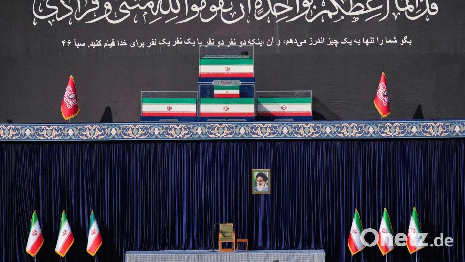 Rund vier Monate nach seiner Tötung soll Irans Staatsoberhaupt Ajatollah Ali Chamenei beerdigt werden. Bild: Altaf Qadri/AP/dpa