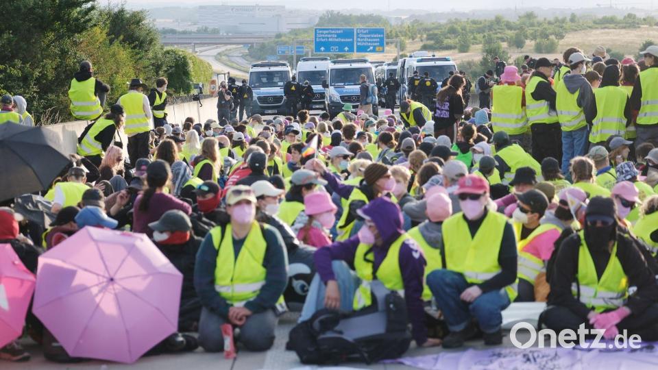 Demonstranten protestieren auf der A71 in Höhe Gispersleben gegen den Bundesparteitag der AfD im Erfurt. Bild: Sebastian Willnow/dpa