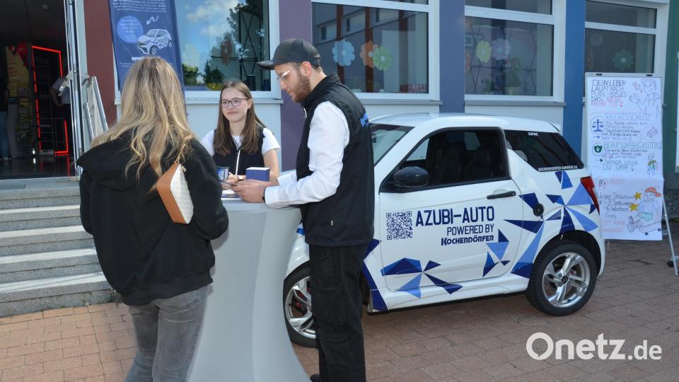 Azubis bei der Firma Kochendörfer in Pleystein erhalten sogar ein Azubi-Auto und sind dadurch mobil. Bild: Elisabeth Dobmayer