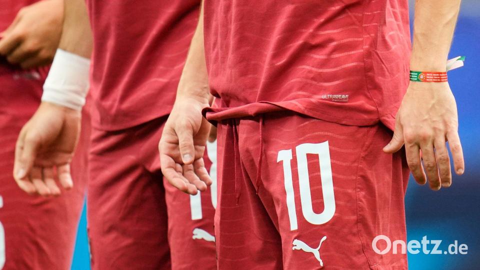In Gedenken an Diogo Jota: Portugals Spieler tragen Armbänder. (Archivbild) Bild: Karen Warren/AP/dpa