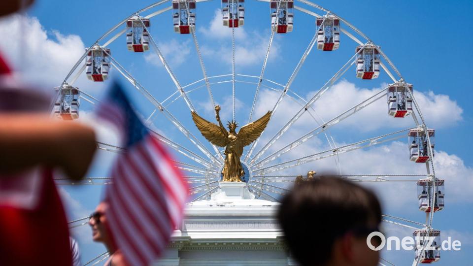 250 Jahre USA: Besucher schlendern in Washington auf der Great American State Fair auf der National Mall umher. Bild: Allison Robbert/AP/dpa