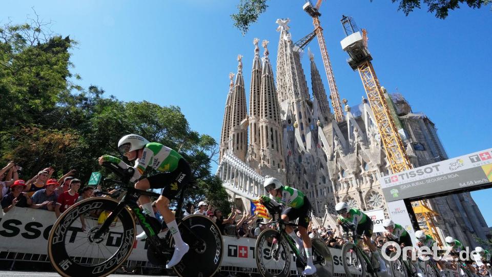 Die Teams fuhren an Sagrada Família vorbei. Bild: Mosa'ab Elshamy/AP/dpa