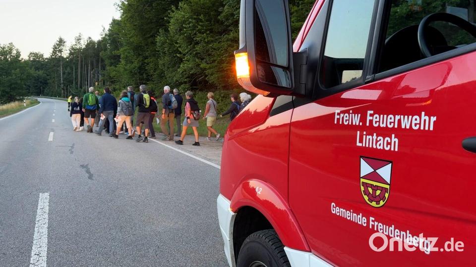 Die Lintacher Feuerwehr begleitet den Pilgerzug auf dem Teil des Wegs, der über die Staatsstraße führt. Bild: Heike Unger